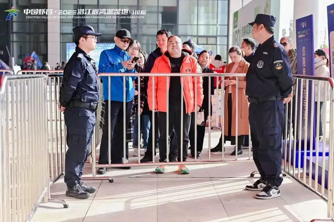 马拉松发放物品的人穿什么_马拉松发放物品是什么_马拉松物品发放